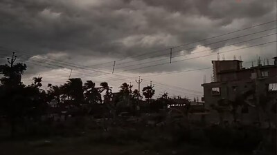 আকাশে কালো মেঘের ঘনঘটা