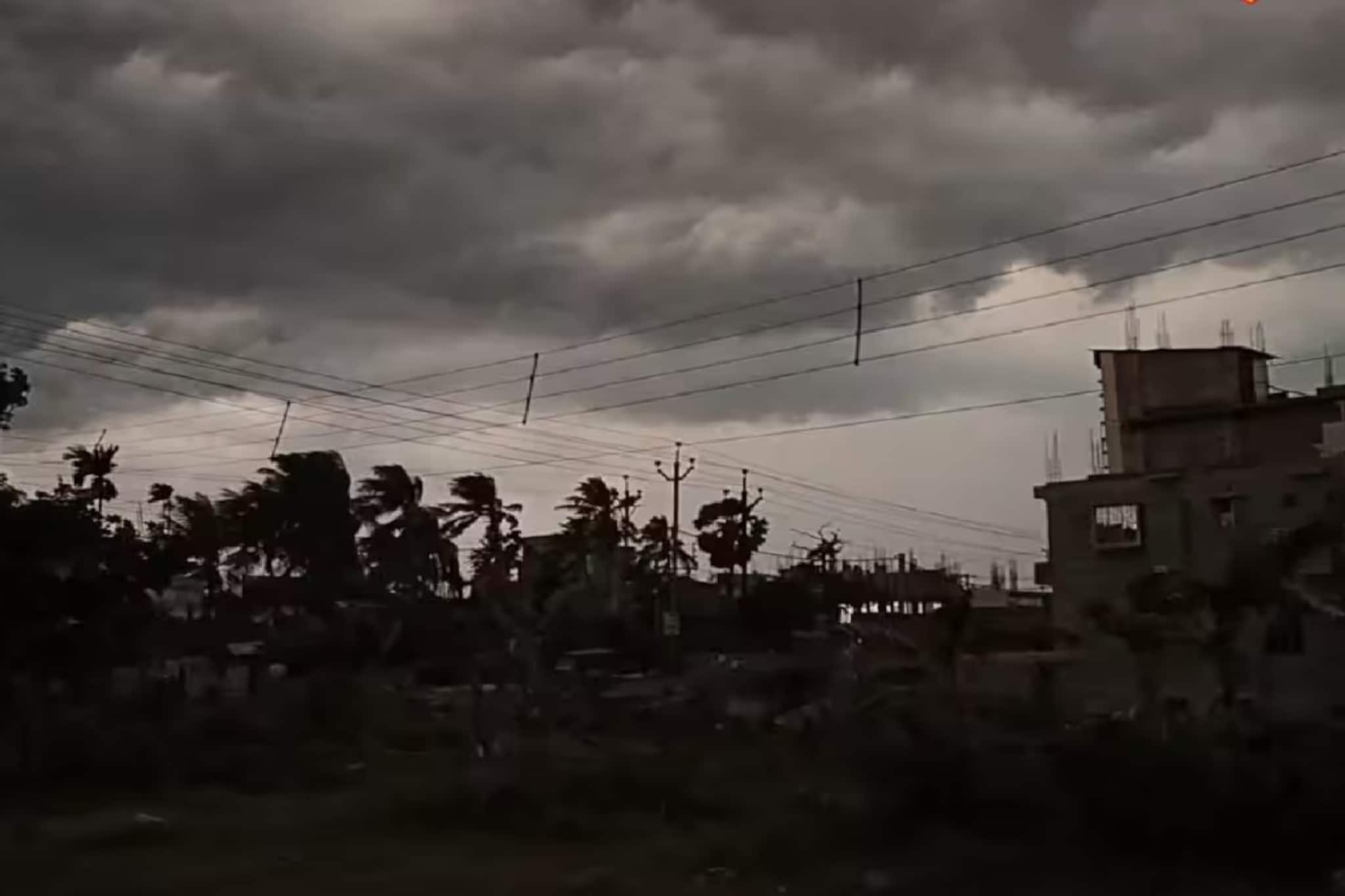 রাত পোহালেই দুর্যোগের ঘনঘটা, ঝেঁপে বৃষ্টির দোসর দামাল হাওয়া, বজ্রপাত! জেলায় জেলায় সতর্কতা জারি রাত পোহালেই দুর্যোগের ঘনঘটা, ঝেঁপে বৃষ্টির দোসর দামাল হাওয়া, বজ্রপাত! জেলায় জেলায় সতর্কতা জারি