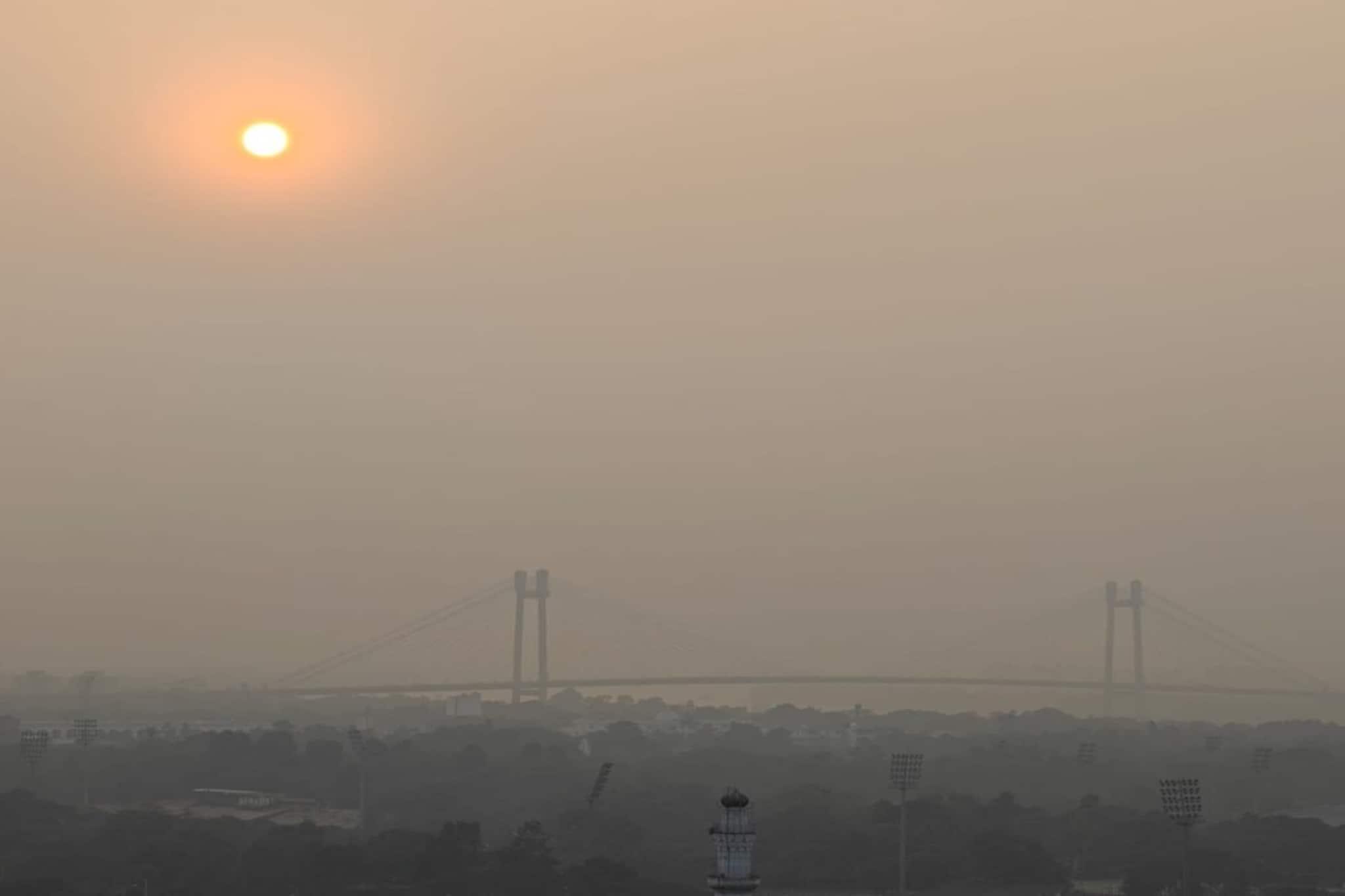 কুয়াশার দাপট সকাল থেকেই, ঢেকে গেল ইএম বাইপাস–সেক্টর ফাইভ, কোন জেলায় কেমন থাকবে আবহাওয়া?