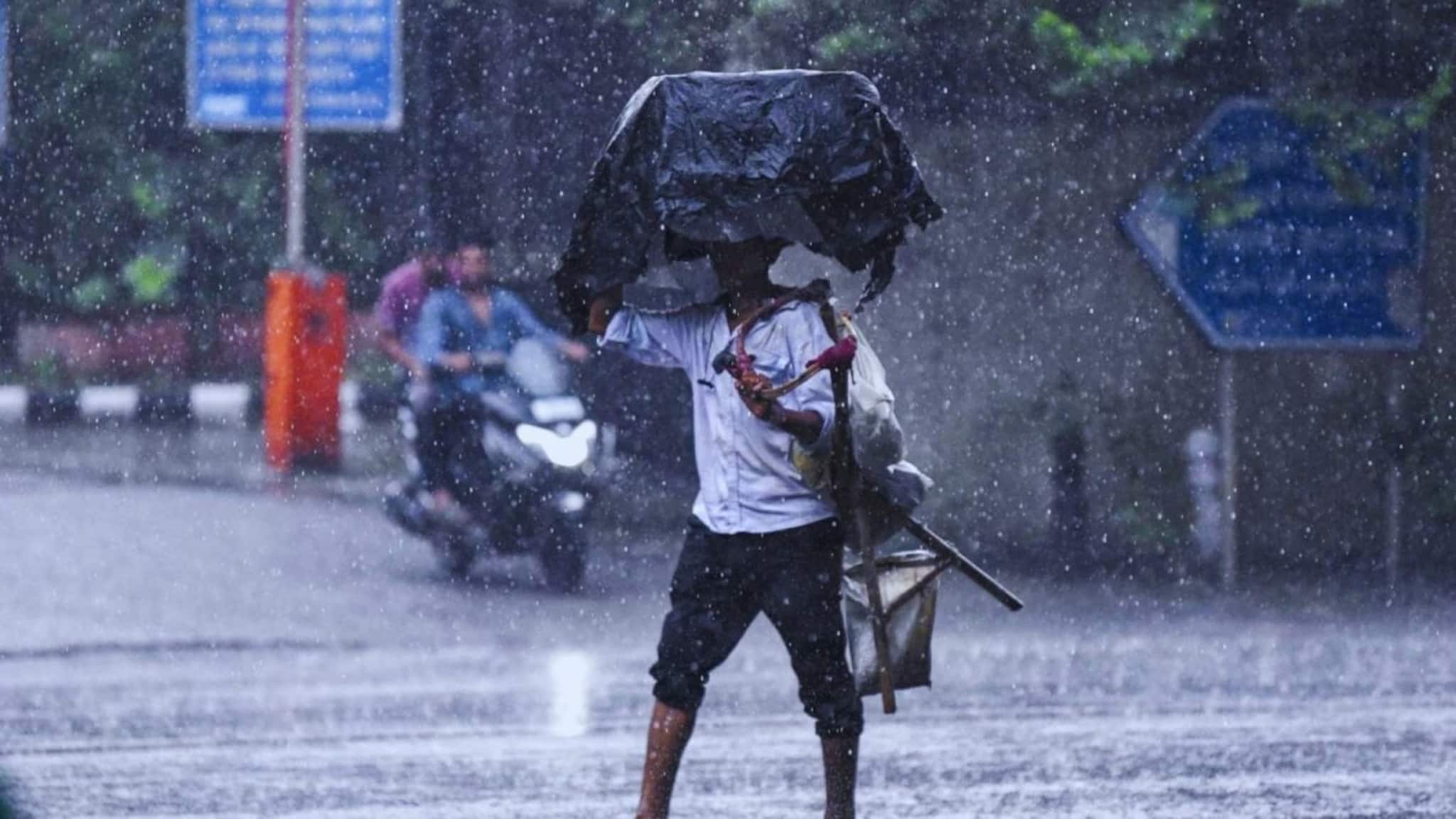 Thunderstorm In 2 Hours: মেঘ আকাশ ঢাকল, কালো অন্ধকারে হু হু করে হাওয়ার তাণ্ডব, বাজের আওয়াজে সঙ্গী মুষলাধার বৃষ্টি, কোন কোন জেলায় ঝড়-বৃষ্টি