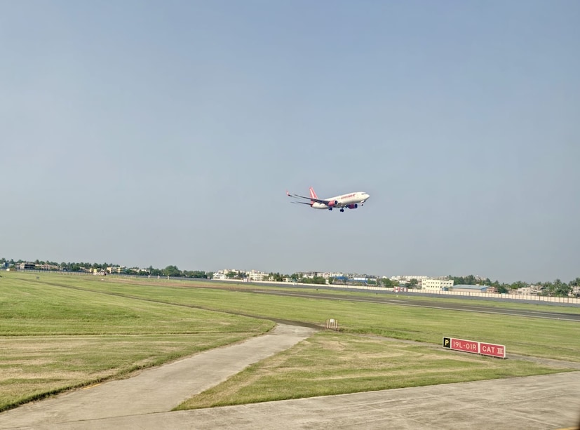 উত্তরবঙ্গে উপরের দিকের জেলাগুলিতে বজ্রবিদ্যুৎ-সহ বৃষ্টি হবে বিক্ষিপ্তভাবে। দক্ষিণবঙ্গে ঝড়বৃষ্টি কমবে এবং বাড়বে তাপমাত্রা। পশ্চিমের জেলাগুলিতে এপ্রিল মাসের প্রথম সপ্তাহে তাপমাত্রা ৪০ ডিগ্রিতে পৌঁছতে পারে। উত্তরবঙ্গে রবি ও সোমবার বজ্রবিদ্যুৎ-সহ ঝড়বৃষ্টির সম্ভাবনা রয়েছে। মঙ্গলবার ঝড়বৃষ্টির সম্ভাবনা বাড়বে। রবিবার এবং সোমবার ঝড় বৃষ্টির সম্ভাবনা কিছুটা কম। বিক্ষিপ্তভাবে বজ্রবিদ্যুৎ-সহ বৃষ্টি হতে পারে উপরের দিকে পাঁচ জেলাতে। ৩০ থেকে ৪০ কিলোমিটার প্রতি ঘণ্টা গতিবেগে বিক্ষিপ্তভাবে ঝড়ের সম্ভাবনা রয়েছে। মঙ্গলবার ফের ঝড়বৃষ্টির সম্ভাবনা বাড়বে উত্তরবঙ্গের উপরের দিকে পাঁচ জেলাতে। বজ্রবিদ্যুৎ-সহ বৃষ্টির সঙ্গে ৪০ থেকে ৬০ কিলোমিটার প্রতি ঘণ্টা গতিবেগে দমকা বাতাস বইবে। উত্তরবঙ্গে উপরের দিকের জেলাগুলিতে বজ্রবিদ্যুৎ-সহ বৃষ্টি হবে বিক্ষিপ্তভাবে। দক্ষিণবঙ্গে ঝড়বৃষ্টি কমবে এবং বাড়বে তাপমাত্রা। পশ্চিমের জেলাগুলিতে এপ্রিল মাসের প্রথম সপ্তাহে তাপমাত্রা ৪০ ডিগ্রিতে পৌঁছতে পারে। উত্তরবঙ্গে রবি ও সোমবার বজ্রবিদ্যুৎ-সহ ঝড়বৃষ্টির সম্ভাবনা রয়েছে। মঙ্গলবার ঝড়বৃষ্টির সম্ভাবনা বাড়বে। রবিবার এবং সোমবার ঝড় বৃষ্টির সম্ভাবনা কিছুটা কম। বিক্ষিপ্তভাবে বজ্রবিদ্যুৎ-সহ বৃষ্টি হতে পারে উপরের দিকে পাঁচ জেলাতে। ৩০ থেকে ৪০ কিলোমিটার প্রতি ঘণ্টা গতিবেগে বিক্ষিপ্তভাবে ঝড়ের সম্ভাবনা রয়েছে। মঙ্গলবার ফের ঝড়বৃষ্টির সম্ভাবনা বাড়বে উত্তরবঙ্গের উপরের দিকে পাঁচ জেলাতে। বজ্রবিদ্যুৎ-সহ বৃষ্টির সঙ্গে ৪০ থেকে ৬০ কিলোমিটার প্রতি ঘণ্টা গতিবেগে দমকা বাতাস বইবে।