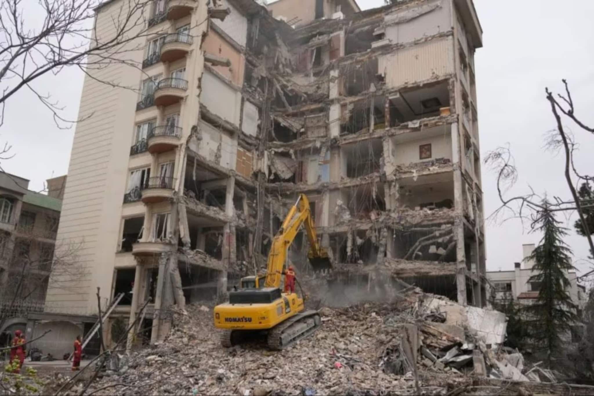 শাসন ব্যবস্থার বদল, পারমাণবিক হুমকি শেষ করা...‘অবাস্তব’! ইরান যুদ্ধে নতুন করে লাভ-ক্ষতির অঙ্ক কষছে আমেরিকা