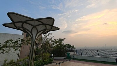 কলকাতা-সহ দক্ষিণবঙ্গে ঝড়বৃষ্টির পূর্বাভাস দিয়েছে আলিপুর আবহাওয়া দফতর। কয়েকটি জেলায় ঘণ্টায় ৭০ কিলোমিটার বেগে ঝড় হতে পারে। ভারী বর্ষণের সম্ভাবনা কোথাও নেই। উত্তরবঙ্গে চলবে ভারী বর্ষণ।