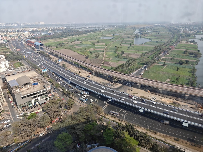 সামান্য তাপমাত্রা বাড়লেও দিন ও রাতের তাপমাত্রা এখনও স্বাভাবিকের নীচে। মনোরম আবহাওয়া। উত্তরবঙ্গে পার্বত্য এলাকায় বৃষ্টি চললেও দক্ষিণবঙ্গে দিন ও রাতের তাপমাত্রা ক্রমশ বাড়বে। আগামী তিন দিনে ৬ ডিগ্রি সেলসিয়াস পর্যন্ত তাপমাত্রা বাড়তে পারে। বৃহস্পতিবার আবহাওয়ার পরিবর্তন হবে ৷ শুক্রবার থেকে রবিবার আরও এক দফায় ঝড়বৃষ্টির স্পেল চলবে। এমনটাই জানিয়েছে আবহাওয়া দফতর ৷ সামান্য তাপমাত্রা বাড়লেও দিন ও রাতের তাপমাত্রা এখনও স্বাভাবিকের নীচে। মনোরম আবহাওয়া। উত্তরবঙ্গে পার্বত্য এলাকায় বৃষ্টি চললেও দক্ষিণবঙ্গে দিন ও রাতের তাপমাত্রা ক্রমশ বাড়বে। আগামী তিন দিনে ৬ ডিগ্রি সেলসিয়াস পর্যন্ত তাপমাত্রা বাড়তে পারে। বৃহস্পতিবার আবহাওয়ার পরিবর্তন হবে ৷ শুক্রবার থেকে রবিবার আরও এক দফায় ঝড়বৃষ্টির স্পেল চলবে। এমনটাই জানিয়েছে আবহাওয়া দফতর ৷