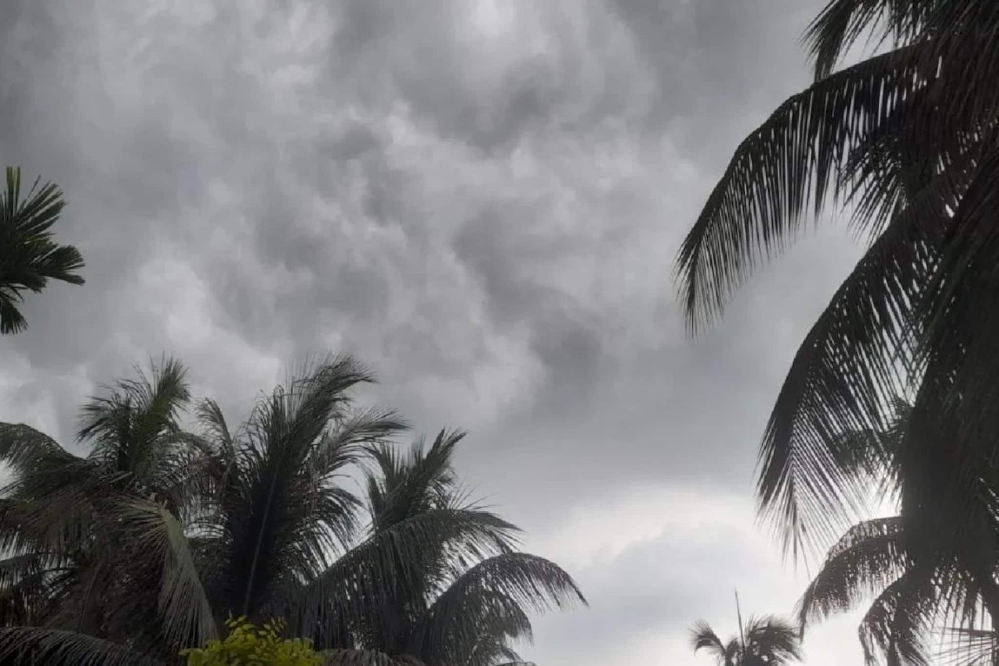 বাংলায় দুর্যোগপূর্ণ আবহাওয়ার হাতছানি! বজ্রবিদ্যুৎ-সহ বৃষ্টির পূর্বাভাস ১৪ জেলায়, বাজের সতর্কতা জারি