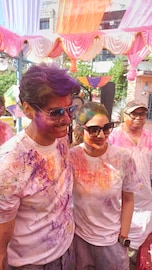 নুসরতের মুখে রং লাগাতেই রেগে গেলেন অভিনেত্রী, জড়িয়ে ধরে স্বামী যশ বললেন...'রং বরসে'!