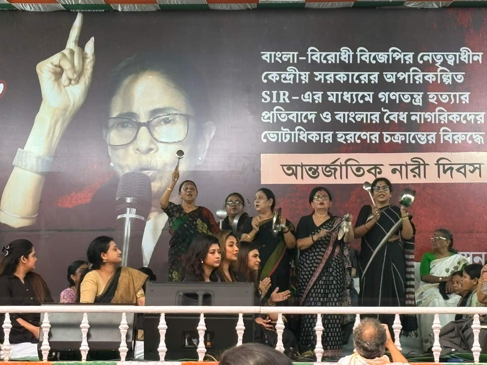 রান্নার গ্যাসের দাম বৃদ্ধির প্রতিবাদে অভিনব কর্মসূচি তৃণমূলের! 