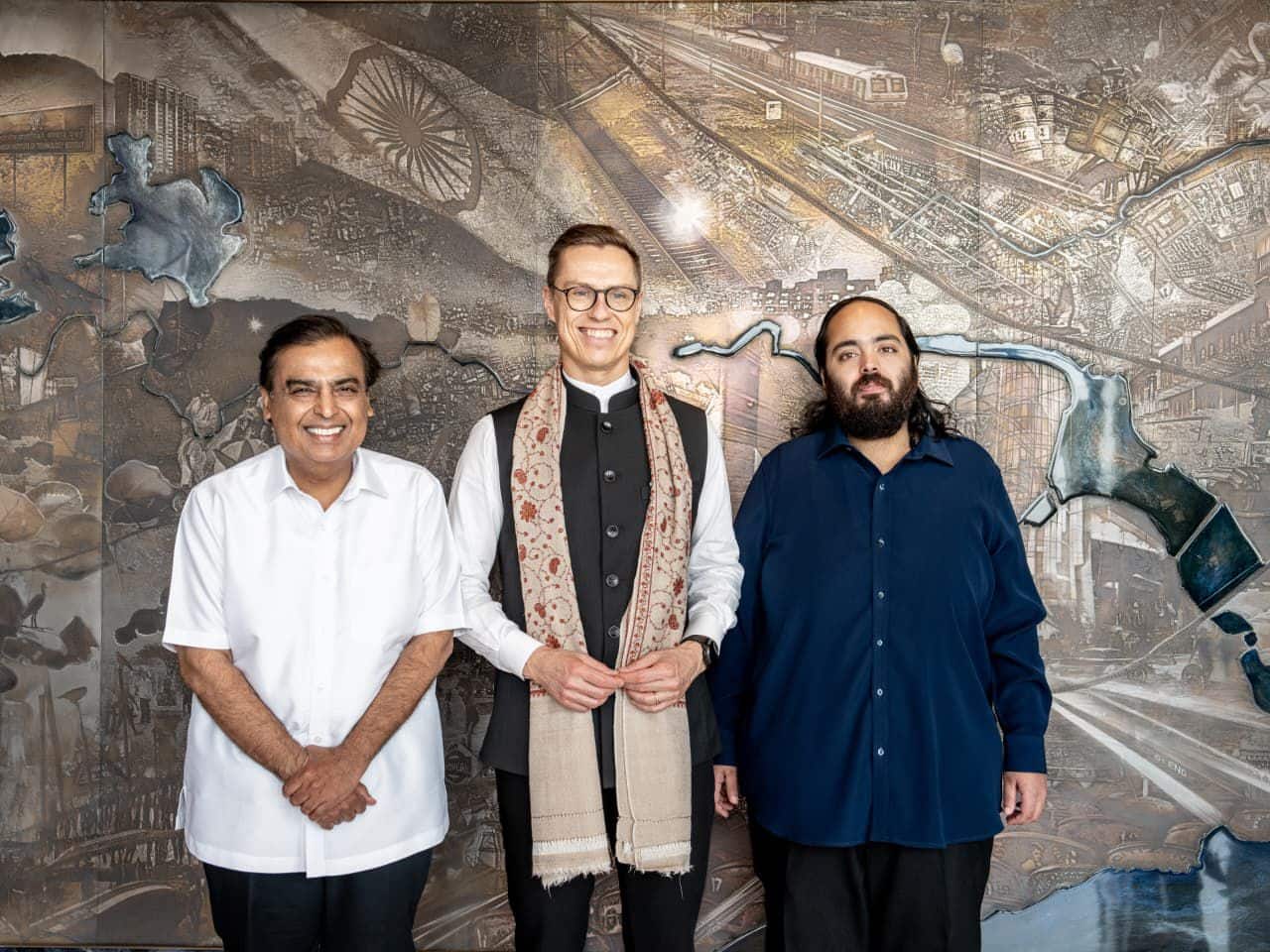 মুকেশ আম্বানির ও অনন্ত আম্বানির সঙ্গে ফিনল্যান্ডের রাষ্ট্রপতি আলেকজান্ডার স্টাব