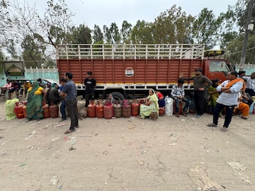 এলপিজি সিলিন্ডার বেশি দিন চালাতে চান? রান্নাঘরের ১০ সহজ অভ্যাসেই ‘৫০% পর্যন্ত’ কমতে পারে গ্যাস খরচ