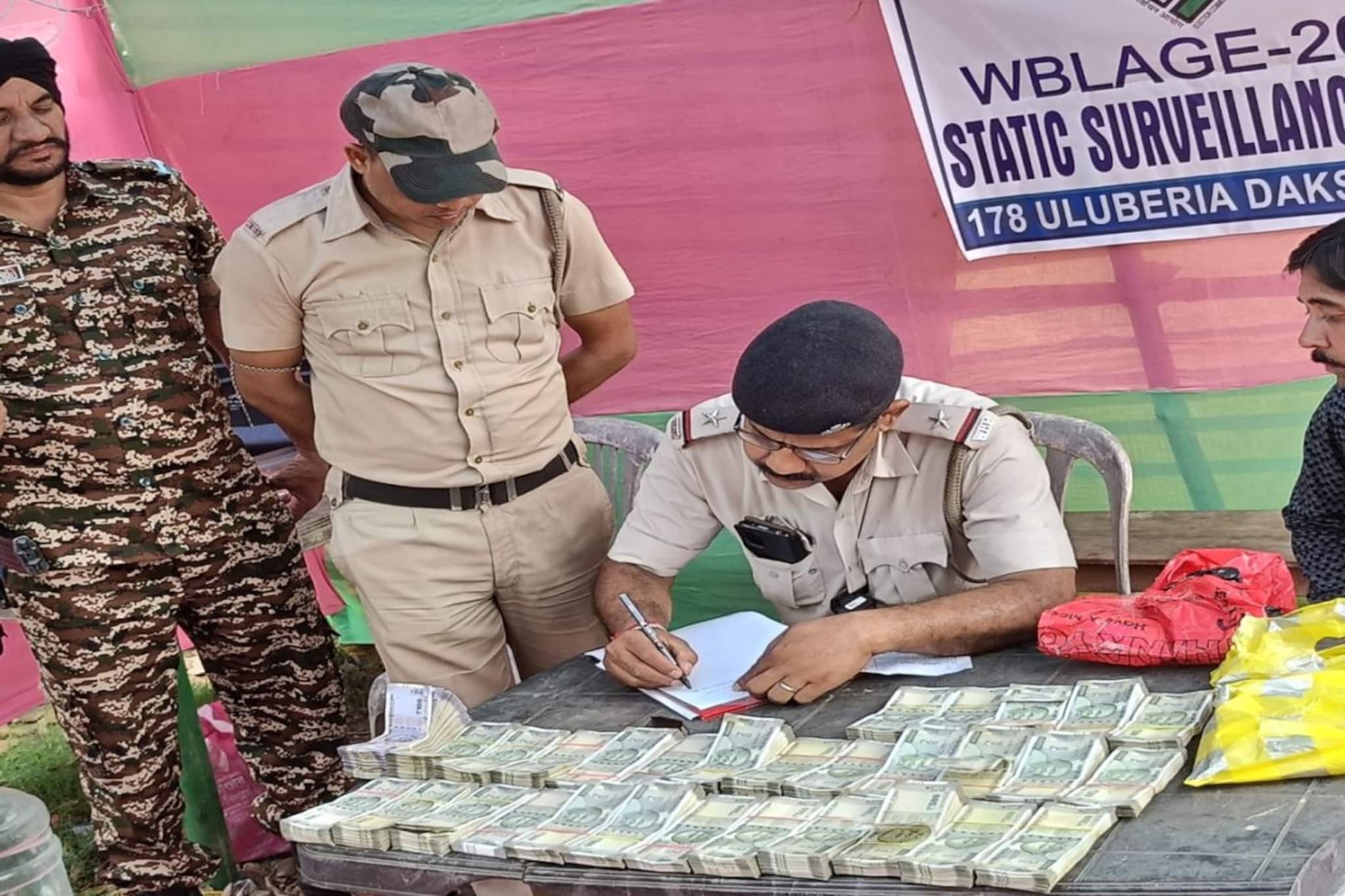 নাকা চেকিং চলাকালীন উদ্ধার ১৫ লক্ষ টাকা! নির্বাচনের আগে অবৈধ লেনদেন রুখতে কড়া নজরদারি পুলিশের নাকা চেকিং চলাকালীন উদ্ধার ১৫ লক্ষ টাকা! নির্বাচনের আগে অবৈধ লেনদেন রুখতে কড়া নজরদারি পুলিশের