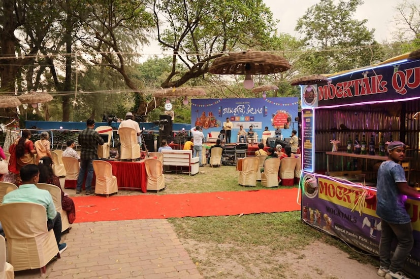 ব্যারাকপুরের গঙ্গার ধারে ঐতিহাসিক স্থান মঙ্গল পান্ডে পার্ক, খুবই জনপ্রিয়। সেই পার্কে বসেছে বিরাট মেলা৷ উদ্যোগে রসই কিং এবং বিজল্প। নাম গ্রাম কৃষ্টি উৎসব। বলতে পারেন কম্বো মেলা। ব্যারাকপুরের গঙ্গার ধারে ঐতিহাসিক স্থান মঙ্গল পান্ডে পার্ক, খুবই জনপ্রিয়। সেই পার্কে বসেছে বিরাট মেলা৷ উদ্যোগে রসই কিং এবং বিজল্প। নাম গ্রাম কৃষ্টি উৎসব। বলতে পারেন কম্বো মেলা।