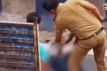 গাড়ি লক্ষ্য করে ইট ছোড়ার অভিযোগ, বি টি রোডের উপর ভবঘুরেকে নির্মম মার পুলিশকর্মীর! ভাইরাল ভিডিও