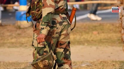 ডিউটিরত অবস্থায় এমন কাজ! ৭ CAPF জওয়ানকে বাংলা থেকে সরিয়ে দিল কমিশন! কী কারণ জানেন? ডিউটিরত অবস্থায় এমন কাজ! ৭ CAPF জওয়ানকে বাংলা থেকে সরিয়ে দিল কমিশন! কী কারণ জানেন?