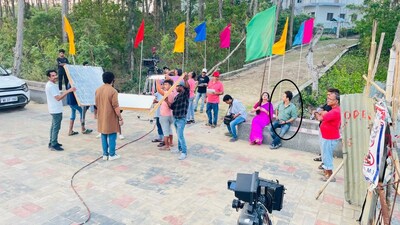 প্রসঙ্গত, জানা যায় ‘ভোলে বাবা পার করেগা’ ধারাবাহিকের জন্য দিঘার তালসারি সৈকতে শ্যুটিং করতে গিয়ে মৃত্যু হয় অভিনেতা রাহুল অরুণোদয় বন্দ্যোপাধ্যায়ের৷ সেখানে উপস্থিত ছিলেন সিরিয়ালের কলাকুশলীরা। ছিলেন অভিনেতা নীল, মধুমিতা চক্রবর্তী, ভাস্কর বন্দ্যোপাধ্যায়, সাহানা-সহ গোটা টিম। সূত্রের খবর, রবিবার সিরিয়ালের শ্যুটিং চলছিল সকাল থেকেই। রাহুলের শেডিউল ছিল পরের দিকে। তত ক্ষণে বাকি অভিনেতারা শট দিয়ে তালসারি ছেড়ে চলে গিয়েছিন। রাহুলের নৌকা-বিহারের একটা শট ছিল। নৌকায় চেপে মাঝ সমুদ্রে যান অভিনেতা। সঙ্গে ছিলেন টেকনিশিয়ানরা। জানা যায়, শট দেওয়ার সময়েই জলে পড়ে তলিয়ে যান রাহুল। ঘণ্টাখানেক খোঁজার পর টেকনিশিয়ানরা তাঁকে উদ্ধার করেন। তড়িঘড়ি তাঁকে নিয়ে যাওয়া হয় দিঘা জেনারেল হাসপাতালে। সেখানকার চিকিৎসকেরাই অভিনেতাকে মৃত ঘোষণা করেন।