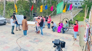 প্রসঙ্গত, জানা যায় ‘ভোলে বাবা পার করেগা’ ধারাবাহিকের জন্য দিঘার তালসারি সৈকতে শ্যুটিং করতে গিয়ে মৃত্যু হয় অভিনেতা রাহুল অরুণোদয় বন্দ্যোপাধ্যায়ের৷ সেখানে উপস্থিত ছিলেন সিরিয়ালের কলাকুশলীরা। ছিলেন অভিনেতা নীল, মধুমিতা চক্রবর্তী, ভাস্কর বন্দ্যোপাধ্যায়, সাহানা-সহ গোটা টিম। সূত্রের খবর, রবিবার সিরিয়ালের শ্যুটিং চলছিল সকাল থেকেই। রাহুলের শেডিউল ছিল পরের দিকে। তত ক্ষণে বাকি অভিনেতারা শট দিয়ে তালসারি ছেড়ে চলে গিয়েছিন। রাহুলের নৌকা-বিহারের একটা শট ছিল। নৌকায় চেপে মাঝ সমুদ্রে যান অভিনেতা। সঙ্গে ছিলেন টেকনিশিয়ানরা। জানা যায়, শট দেওয়ার সময়েই জলে পড়ে তলিয়ে যান রাহুল। ঘণ্টাখানেক খোঁজার পর টেকনিশিয়ানরা তাঁকে উদ্ধার করেন। তড়িঘড়ি তাঁকে নিয়ে যাওয়া হয় দিঘা জেনারেল হাসপাতালে। সেখানকার চিকিৎসকেরাই অভিনেতাকে মৃত ঘোষণা করেন। প্রসঙ্গত, জানা যায় ‘ভোলে বাবা পার করেগা’ ধারাবাহিকের জন্য দিঘার তালসারি সৈকতে শ্যুটিং করতে গিয়ে মৃত্যু হয় অভিনেতা রাহুল অরুণোদয় বন্দ্যোপাধ্যায়ের৷ সেখানে উপস্থিত ছিলেন সিরিয়ালের কলাকুশলীরা। ছিলেন অভিনেতা নীল, মধুমিতা চক্রবর্তী, ভাস্কর বন্দ্যোপাধ্যায়, সাহানা-সহ গোটা টিম। সূত্রের খবর, রবিবার সিরিয়ালের শ্যুটিং চলছিল সকাল থেকেই। রাহুলের শেডিউল ছিল পরের দিকে। তত ক্ষণে বাকি অভিনেতারা শট দিয়ে তালসারি ছেড়ে চলে গিয়েছিন। রাহুলের নৌকা-বিহারের একটা শট ছিল। নৌকায় চেপে মাঝ সমুদ্রে যান অভিনেতা। সঙ্গে ছিলেন টেকনিশিয়ানরা। জানা যায়, শট দেওয়ার সময়েই জলে পড়ে তলিয়ে যান রাহুল। ঘণ্টাখানেক খোঁজার পর টেকনিশিয়ানরা তাঁকে উদ্ধার করেন। তড়িঘড়ি তাঁকে নিয়ে যাওয়া হয় দিঘা জেনারেল হাসপাতালে। সেখানকার চিকিৎসকেরাই অভিনেতাকে মৃত ঘোষণা করেন।