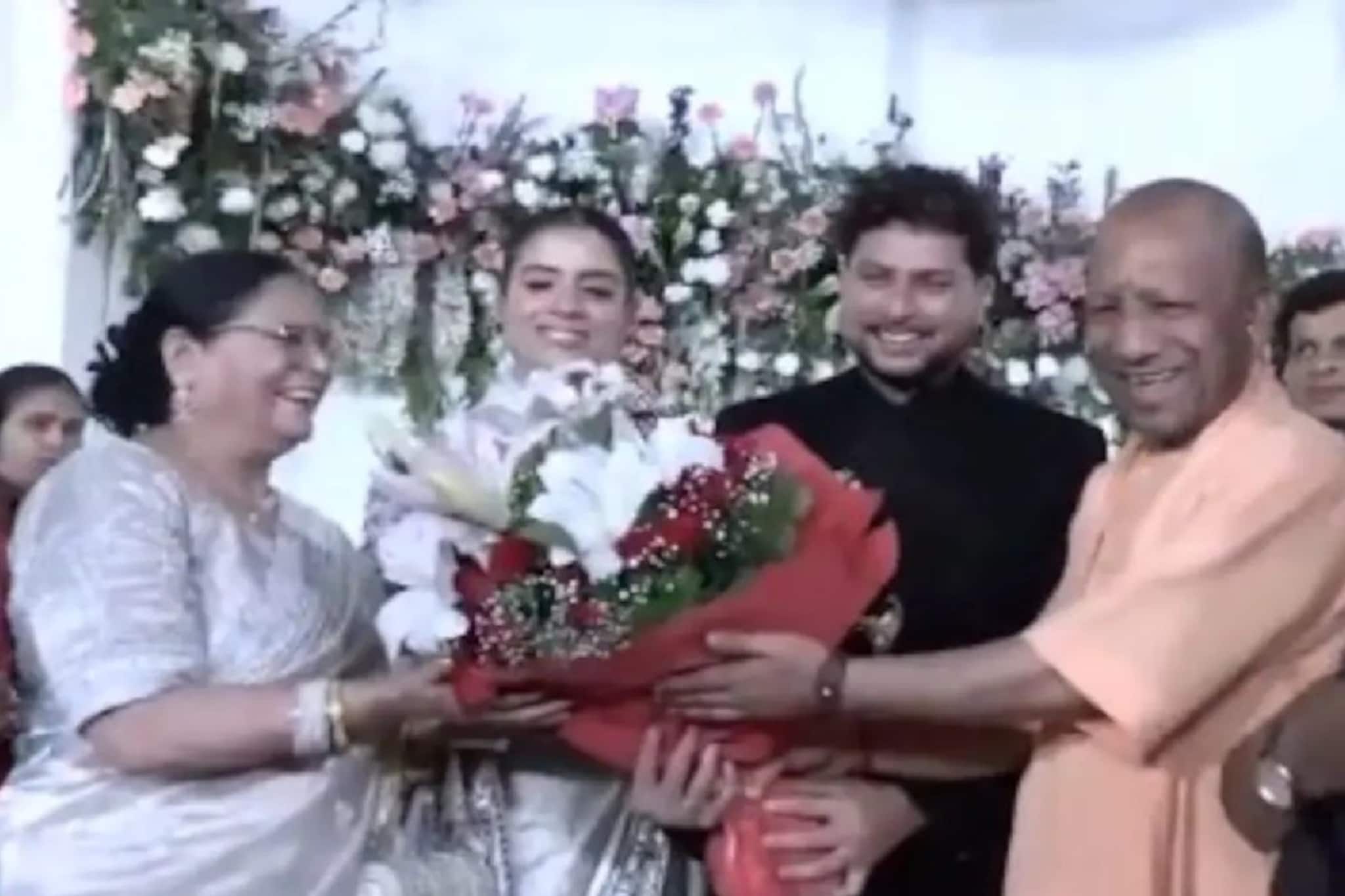 কুলদীপের বিয়েতে উত্তরপ্রদেশের মুখ্যমন্ত্রী, প্রচুর উপহার, কী কী দিলেন যোগী আদিত্যনাথ