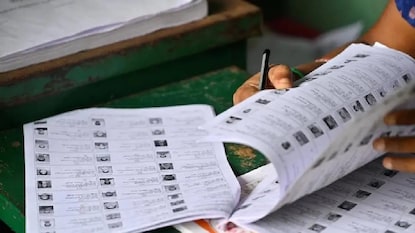 সংখ্যালঘু অধ্যুষিত মুর্শিদাবাদে প্রায় ১১ লক্ষ ভোটার ভোট দিতে পারবে কি? অনিশ্চয়তা চরমে সংখ্যালঘু অধ্যুষিত মুর্শিদাবাদে প্রায় ১১ লক্ষ ভোটার ভোট দিতে পারবে কি? অনিশ্চয়তা চরমে