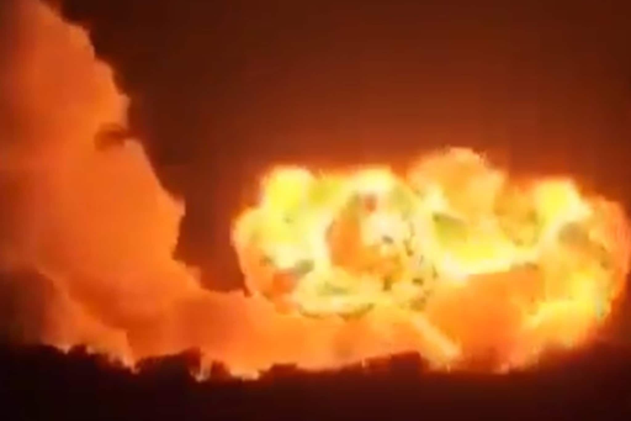 ভয়ঙ্কর হামলা ইরানে, ট্রাম্পের দেওয়া ভিডিও দেখে শিউরে উঠল বিশ্ব! কয়েক হাজার প্যারাট্রুপারও এসে হাজির ইরানের কাছে ভয়ঙ্কর হামলা ইরানে, ট্রাম্পের দেওয়া ভিডিও দেখে শিউরে উঠল বিশ্ব! কয়েক হাজার প্যারাট্রুপারও এসে হাজির ইরানের কাছে