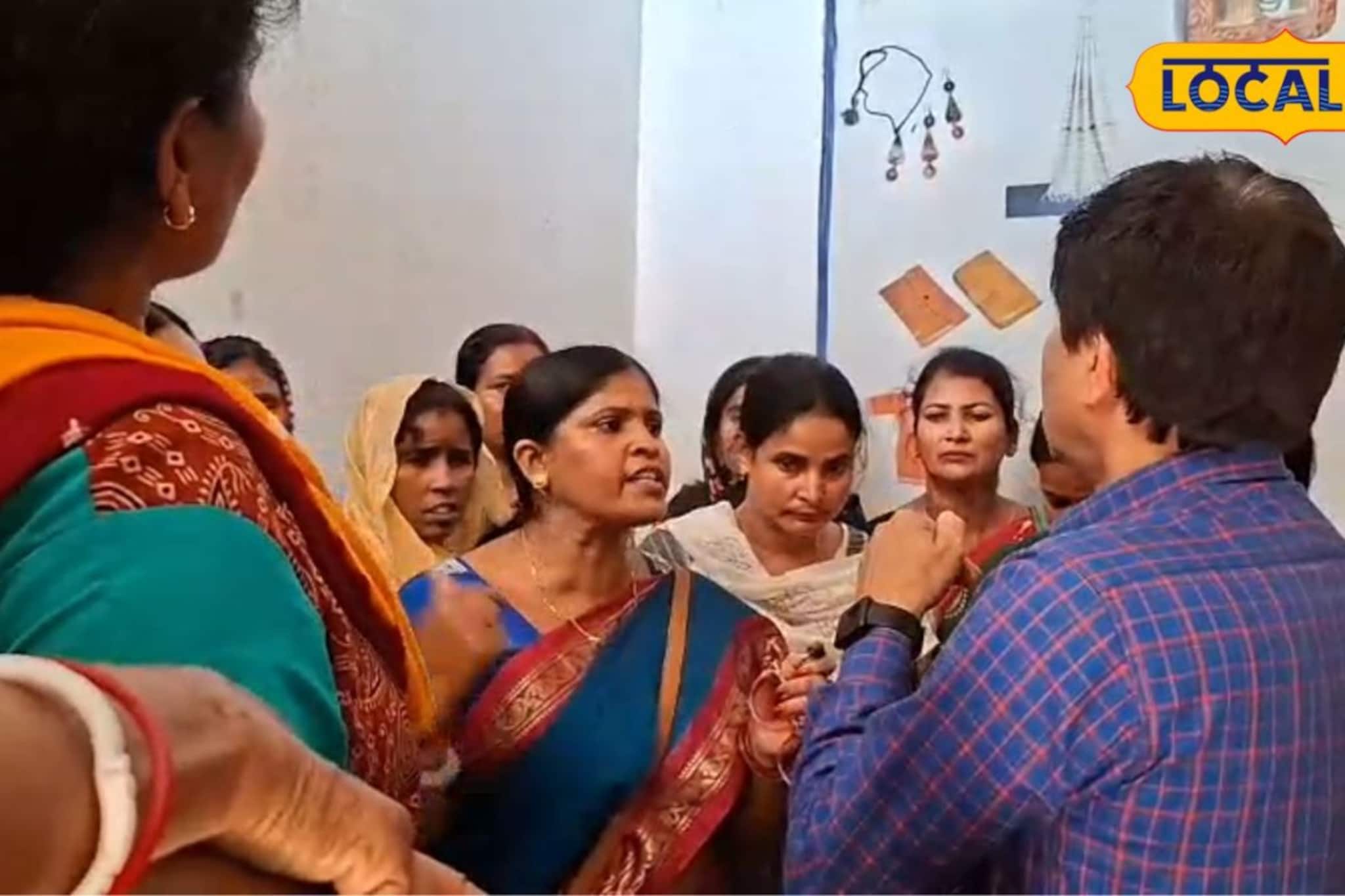 '৪০০০ টাকায় কি সংসার চলে?' বেতন বৃদ্ধি-সহ ৮ দফা দাবিতে বীরভূমে বিক্ষোভ আনন্দ ধারার সিএসপি কর্মীদের '৪০০০ টাকায় কি সংসার চলে?' বেতন বৃদ্ধি-সহ ৮ দফা দাবিতে বীরভূমে বিক্ষোভ আনন্দ ধারার সিএসপি কর্মীদের