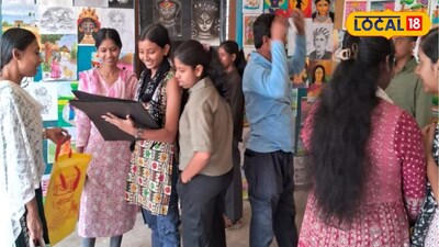 ক্ষুদে শিল্পীদের আর্ট গ্যালারি পরিদর্শনে দর্শনার্থীরা  