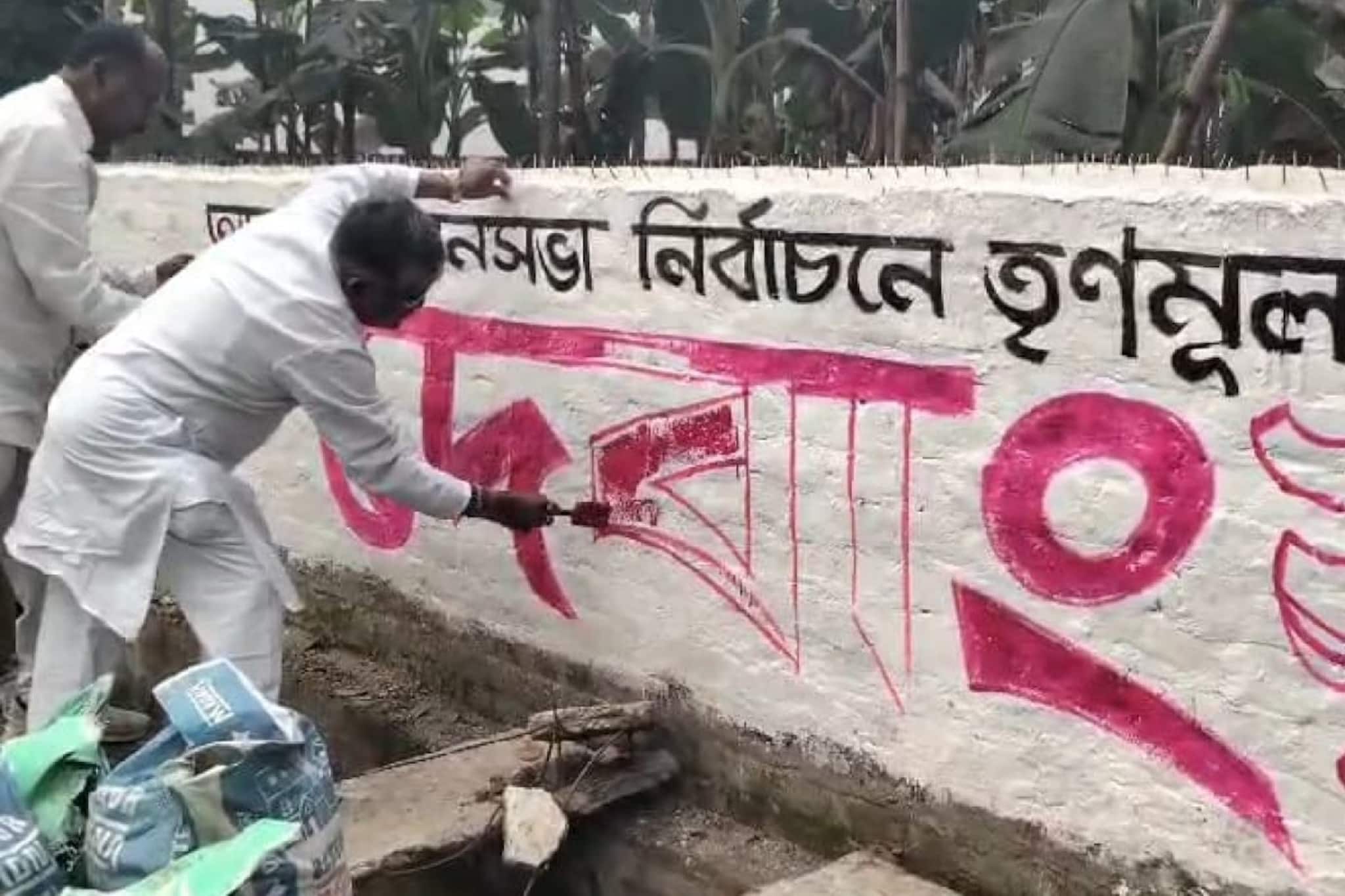 অভিমান ভুলে দেবাংশু ভট্টাচার্যের হয়ে প্রচার শুরু করলেন চুঁচুড়ার বিধায়ক অসিত মজুমদার অভিমান ভুলে দেবাংশু ভট্টাচার্যের হয়ে প্রচার শুরু করলেন চুঁচুড়ার বিধায়ক অসিত মজুমদার