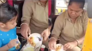 অটো থামিয়ে মেয়েকে খাওয়াচ্ছেন মা, ভিডিও ভাইরাল সোশ্যাল মিডিয়ায়