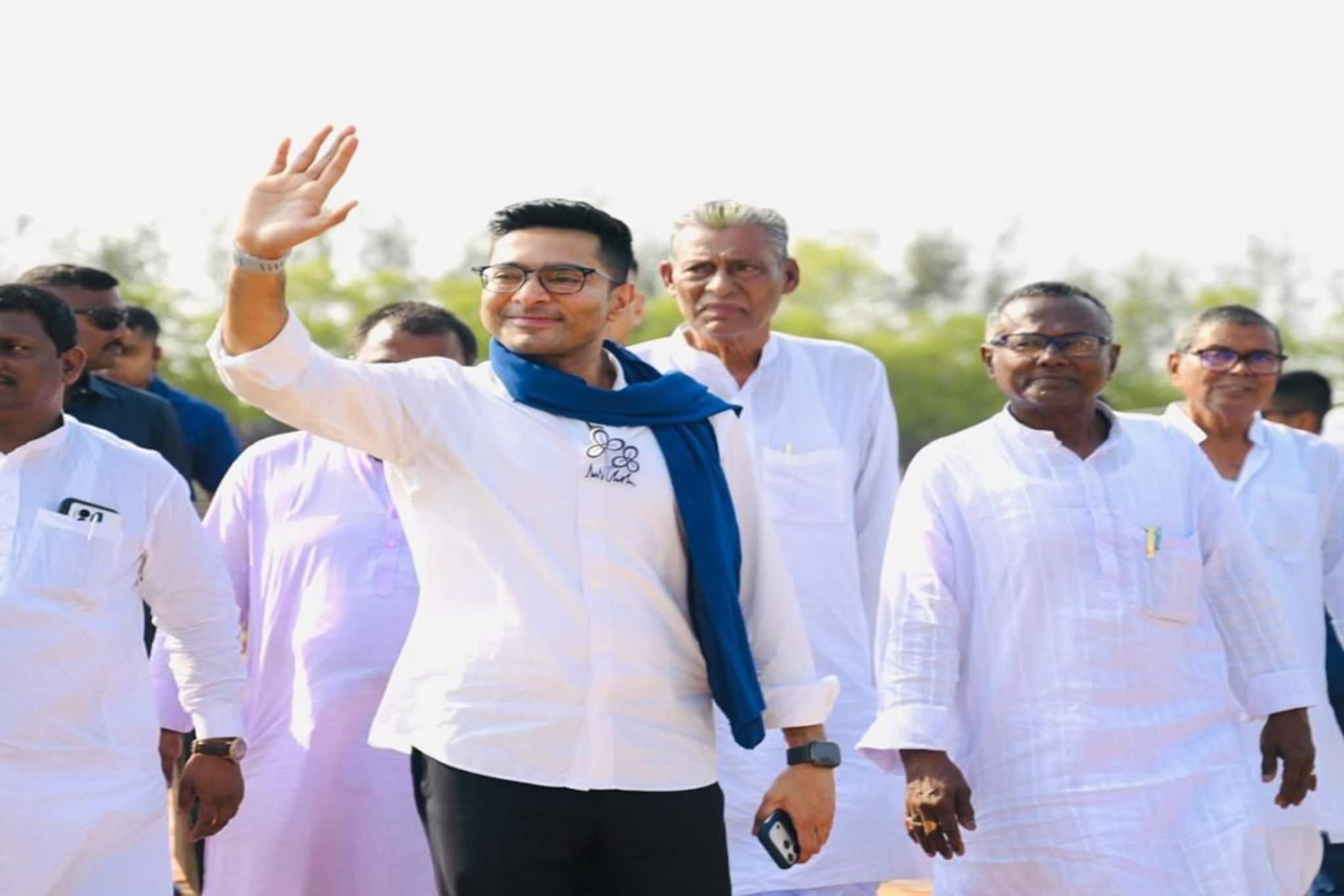 অভিষেক নামতেই আগুন ধরে গেল মঞ্চে! লাভপুরে অল্পের জন্য বড়সড় বিপত্তি থেকে রক্ষা অভিষেক নামতেই আগুন ধরে গেল মঞ্চে! লাভপুরে অল্পের জন্য বড়সড় বিপত্তি থেকে রক্ষা