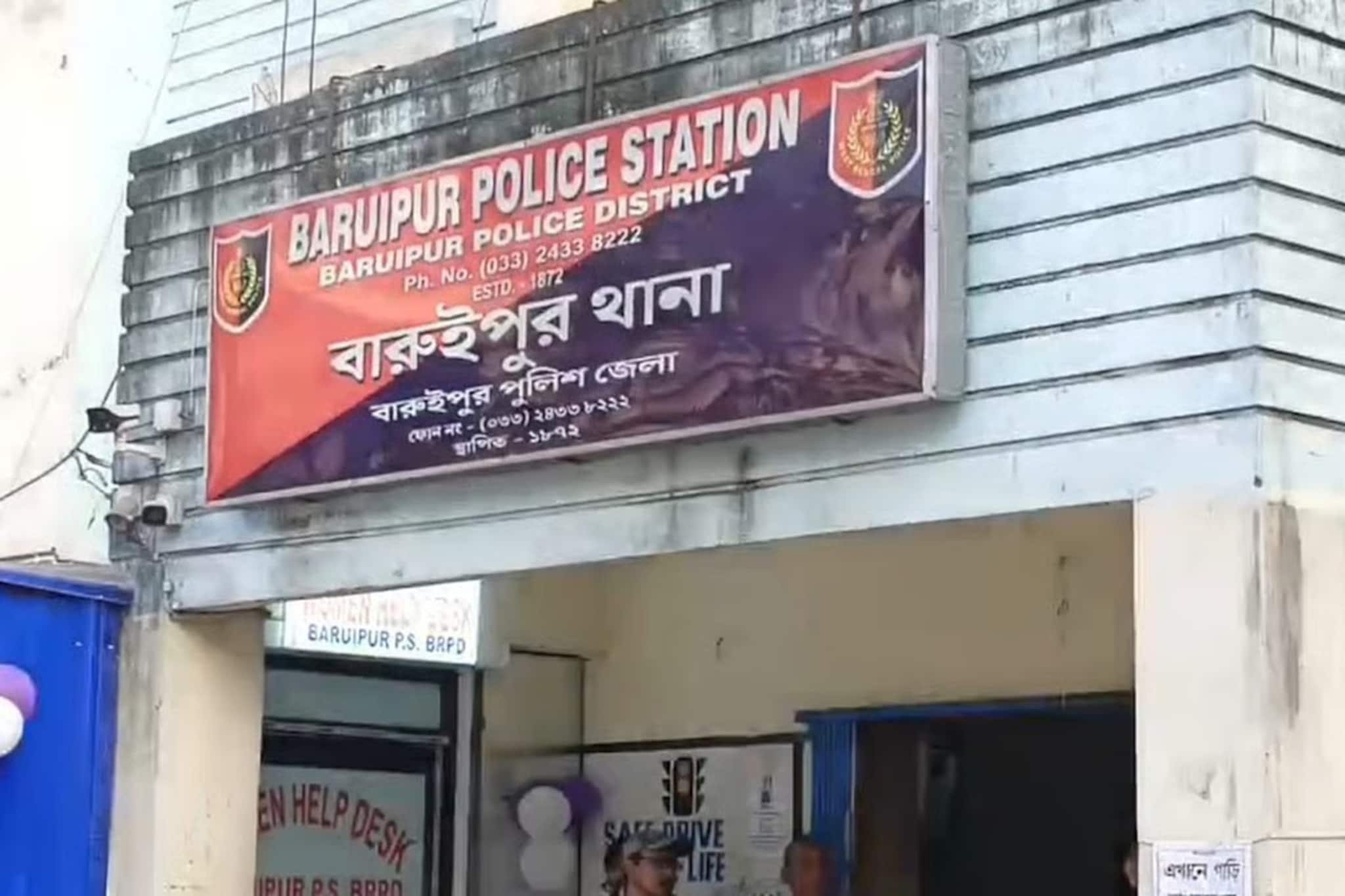 বারুইপুরে অজ্ঞাতপরিচয় বৃদ্ধের দেহ উদ্ধার! কে ওই ব্যক্তি, এলাকায় তুমুল চাঞ্চল্য বারুইপুরে অজ্ঞাতপরিচয় বৃদ্ধের দেহ উদ্ধার! কে ওই ব্যক্তি, এলাকায় তুমুল চাঞ্চল্য