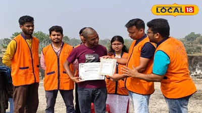 ক্যান্সার রোগীদের চুল দান করলেন যুবক