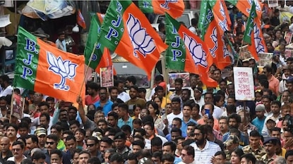 ব্রিগেডের আগে শিয়ালদহে মানুষের ঢল, ট্রেনে চড়ে আসছেন উত্তরবঙ্গের বিজেপি সমর্থকরা! জলখাবারের মেনুতে কী? ব্রিগেডের আগে শিয়ালদহে মানুষের ঢল, ট্রেনে চড়ে আসছেন উত্তরবঙ্গের বিজেপি সমর্থকরা! জলখাবারের মেনুতে কী?