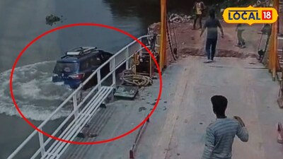 গঙ্গায়  তলিয়ে যাচ্ছে আস্ত গাড়ি 