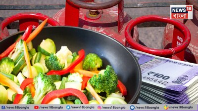 অনেকের হেঁসেল বন্ধ। অনেকের দাবি গ্যাস ফুরিয়ে যাওয়ায় উনুনে লাকরি দিয়ে রান্না বান্না হচ্ছে। আতঙ্কিত গ্যাসের গ্রাহকরা ইন্ডিয়ান ওয়েলের গ্যাস ডিস্ট্রিবিউশন কেন্দ্রে ভিড় করছেন। গ্যাস ডিস্ট্রিবিউশন কোম্পানি কর্তৃপক্ষ জানাচ্ছেন গ্যাসের একটি সিলিন্ডার নেওয়ার ২৫ দিন পর দ্বিতীয় সিলিন্ডার বুক করা যাবে। তার আগে বুকিং করতে গেলে বুকিং নেবে না সিস্টেম।