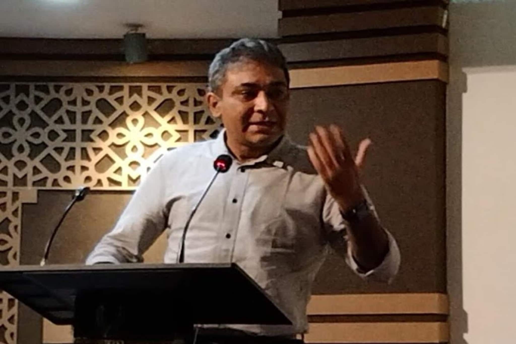 প্রচারের মাঝেই খবর পেলেন, হঠাৎ দলের প্রবীণ নেত্রীর বাড়িতে হাজির TMC প্রার্থী দেবদীপ! চোখে জল, কী ঘটল জানেন? প্রচারের মাঝেই খবর পেলেন, হঠাৎ দলের প্রবীণ নেত্রীর বাড়িতে হাজির TMC প্রার্থী দেবদীপ! চোখে জল, কী ঘটল জানেন?