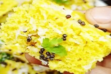 Insect Inside Dhokla: অনলাইনে দিয়েছিলেন অর্ডার, মিষ্টির বাক্স খুলতেই ধোকলায় থিকথিক করছে সাদা পোকা, তারপর...