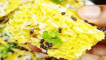 অনলাইনে দিয়েছিলেন অর্ডার, মিষ্টির বাক্স খুলতেই ধোকলায় থিকথিক করছে সাদা পোকা, তারপর...