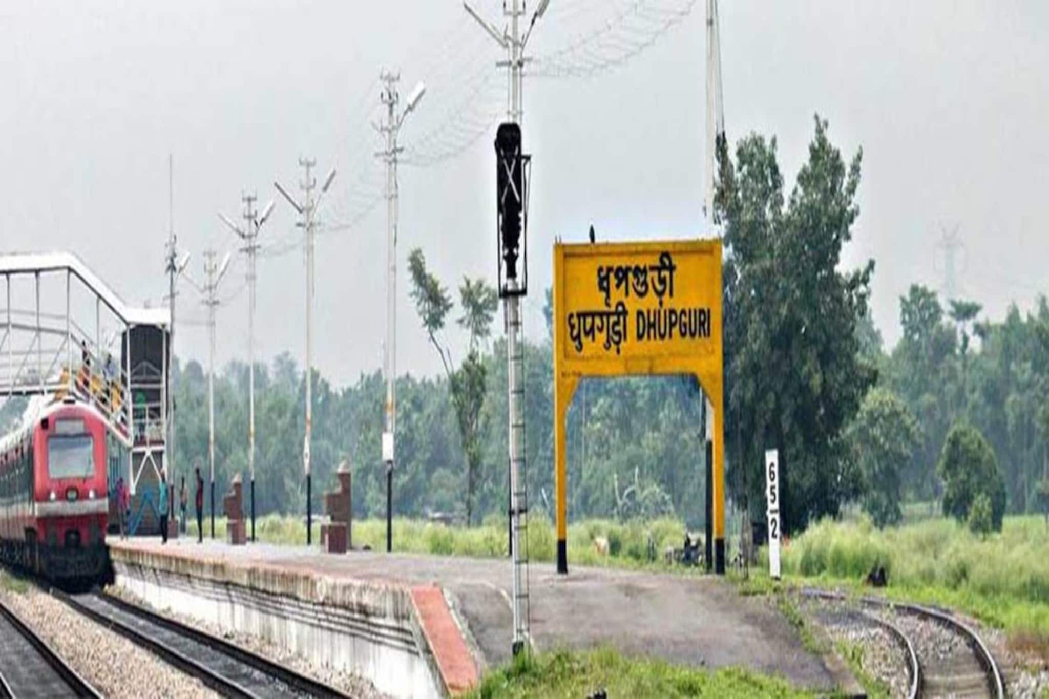 পুলিশের ট্রাফিক বুথের এ কার মৃতদেহ!ভয়াবহ ঘটনা ধূপগুড়িতে!যে দৃশ্য দেখা গেল, শিউরে উঠল সকলে