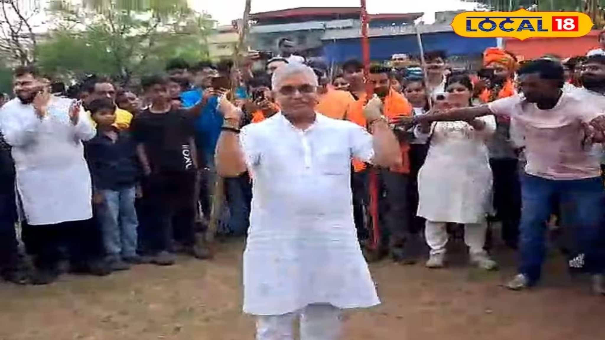 এলোপাথাড়ি শূন্যে ছুঁড়লেন লাঠি...! খড়গপুরে প্রচারে নেমেই স্বমূর্তিতে দিলীপ ঘোষ