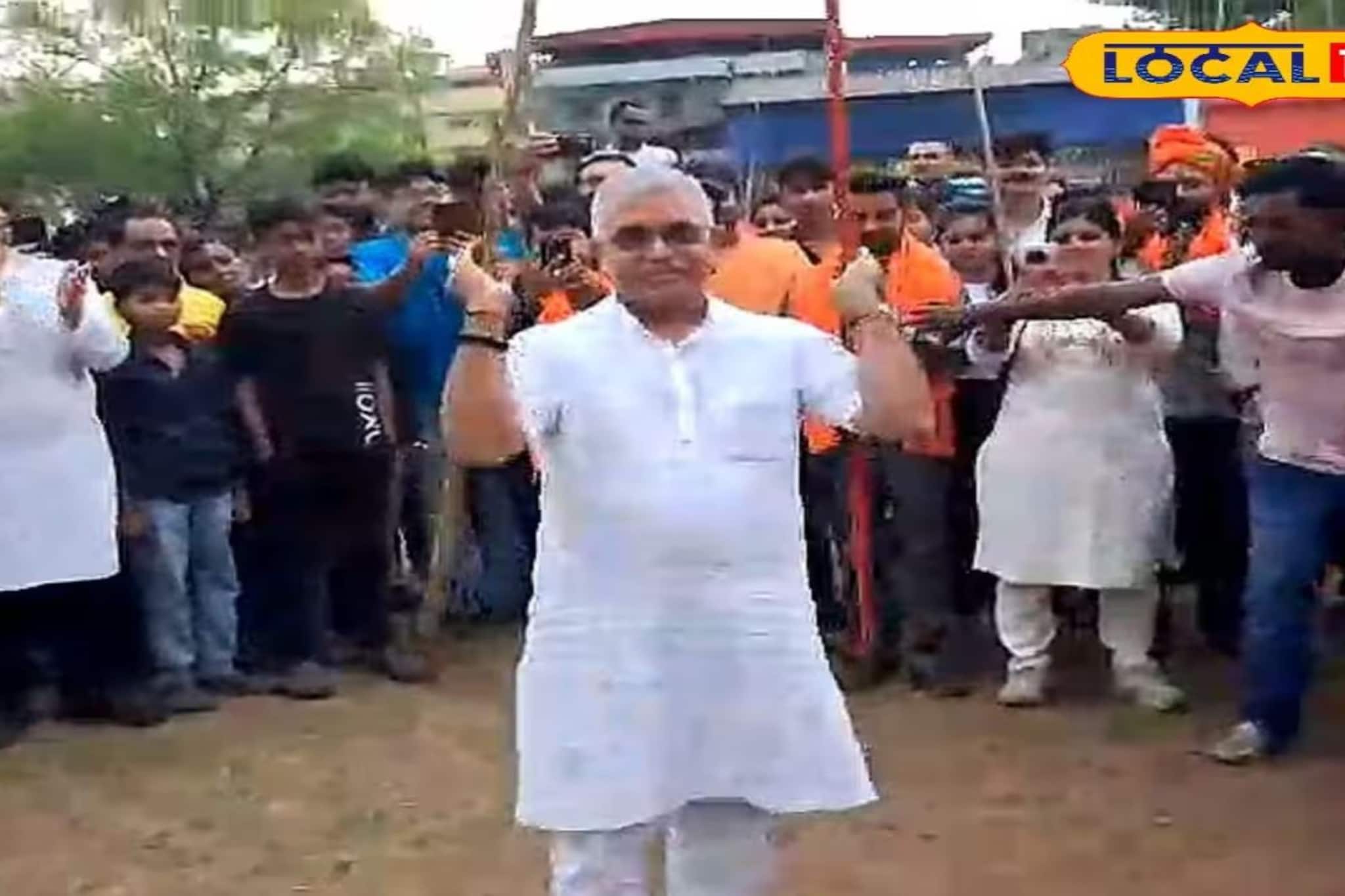 এলোপাথাড়ি শূন্যে ছুঁড়লেন লাঠি...! খড়গপুরে প্রচারে নেমেই স্বমূর্তিতে দিলীপ ঘোষ এলোপাথাড়ি শূন্যে ছুঁড়লেন লাঠি...! খড়গপুরে প্রচারে নেমেই স্বমূর্তিতে দিলীপ ঘোষ