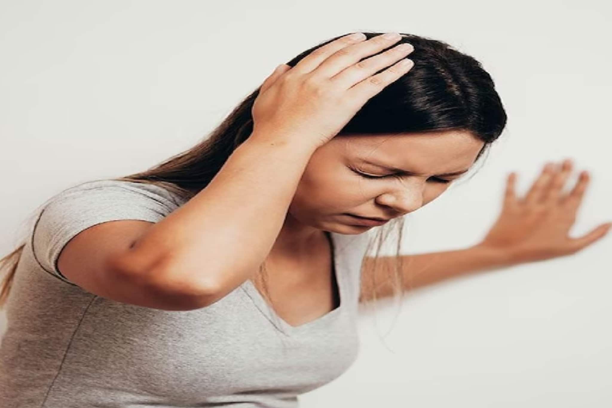 বসে থেকে উঠে দাঁড়ালেই কি মাথা ঘুরিয়ে টলমল করে? সময় থাকতে সতর্ক হোন, বড় ক্ষতি হতে পারে! 