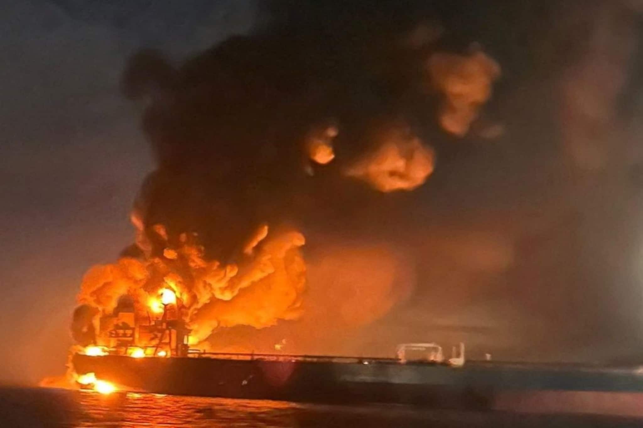 সর্বনাশ! দুবাইয়ের কাছে Oil Tanker-এ ড্রোন হামলা! আকাশ ছুঁলো তেলের দাম! সর্বনাশ! দুবাইয়ের কাছে Oil Tanker-এ ড্রোন হামলা! আকাশ ছুঁলো তেলের দাম!