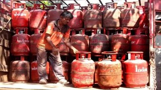 গ্যাসের কালোবাজারি রুখতে কড়া ব্যবস্থা কলকাতা পুলিশের! না মানলে ফেঁসে যেতে পারেন মামলায়২. সেখানে হোম পেজ থেকে আপনার গ্যাস কোম্পানির মোবাইল অ্যাপ মোবাইলে ডাউনলোড করুন (ইন্ডেন, ভারত গ্যাস অথবা HP গ্যাস)৩.  Aadhaar FaceRD app ডাউনলোড করুন৪, নিজের মুখ Aadhaar FaceRD app-এর মাধ্যমে স্ক্যান করুন এবং e-KYC প্রক্রিয়া সম্পূর্ণ করুন