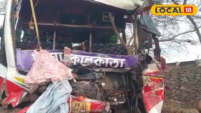 দুর্ঘটনায় দুমড়ে-মুচড়ে গিয়েছে বাসের সামনের অংশ