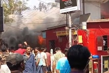 মধ্যমগ্রাম স্টেশনের কাছে মিষ্টির দোকানে সিলিন্ডার ফেটে মৃত ১! ভস্মীভূত একের পর এক দোকান! এলাকায় আতঙ্ক