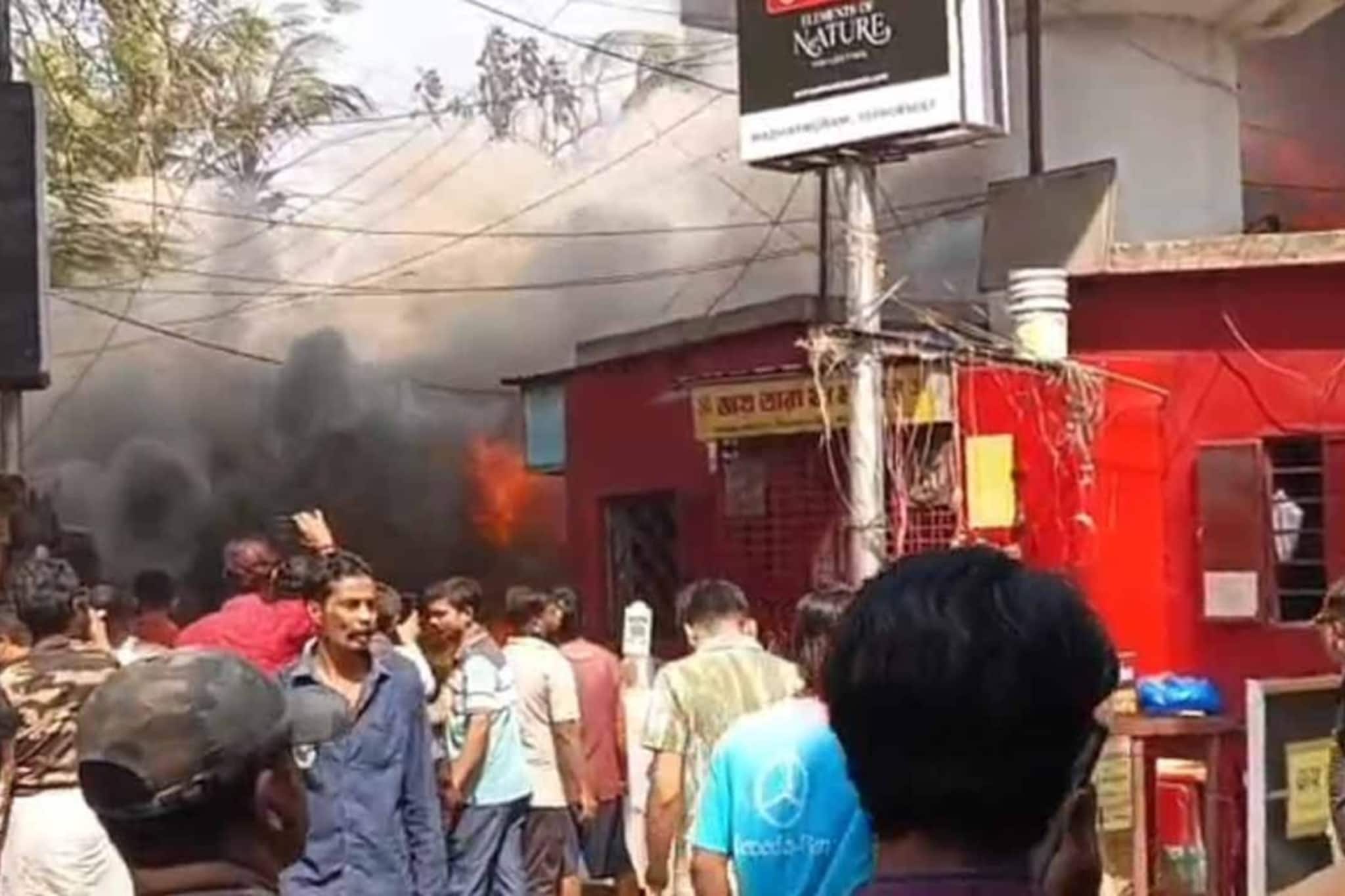 মধ্যমগ্রাম স্টেশনের কাছে মিষ্টির দোকানে সিলিন্ডার ফেটে মৃত ১! ভস্মীভূত একের পর এক দোকান! মধ্যমগ্রাম স্টেশনের কাছে মিষ্টির দোকানে সিলিন্ডার ফেটে মৃত ১! ভস্মীভূত একের পর এক দোকান!