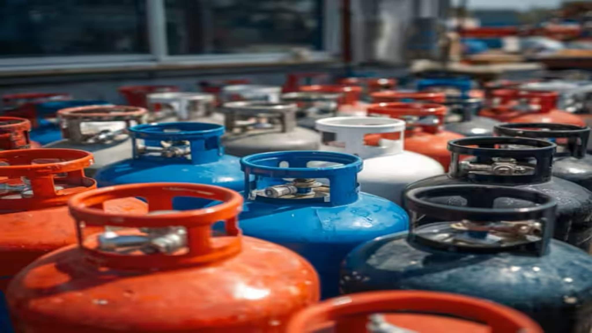 LPG: লাল, নীল, সাদা, কালো—গ্যাস সিলিন্ডারের রঙে লুকিয়ে আছে বড় রহস্য! জানেন কি কেন LPG সিলিন্ডার লাল?