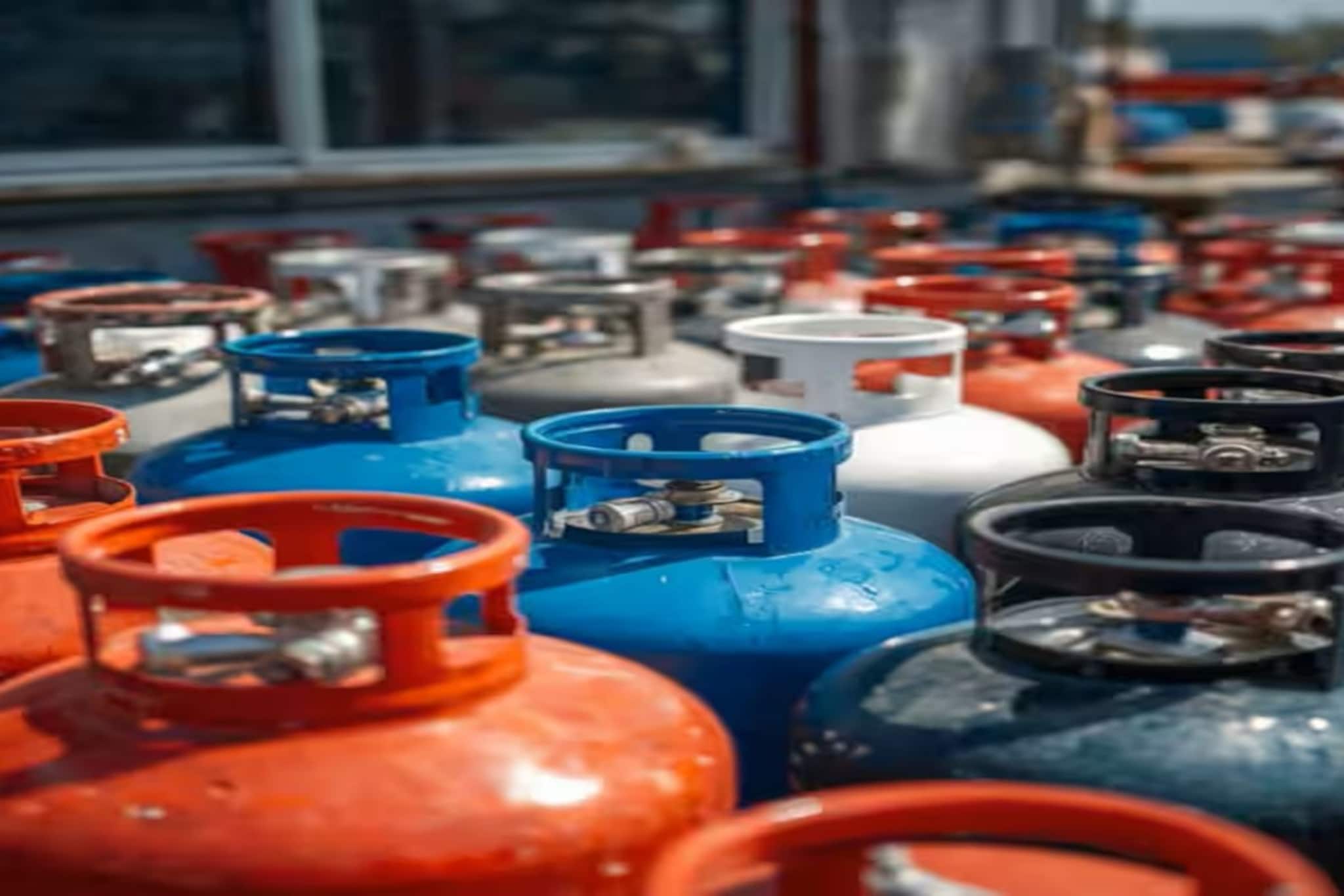 লাল, নীল, সাদা, কালো—গ্যাস সিলিন্ডারের রঙে লুকিয়ে আছে বড় রহস্য! জানেন কি কেন LPG সিলিন্ডার লাল?