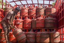 LPG cylinder: রান্নার গ্যাস পাওয়া যাচ্ছে না, কাঠকয়লায় ফিরে যাচ্ছে পুুরনো রেস্তরাঁ! বাদ যাচ্ছে বহু মেনু