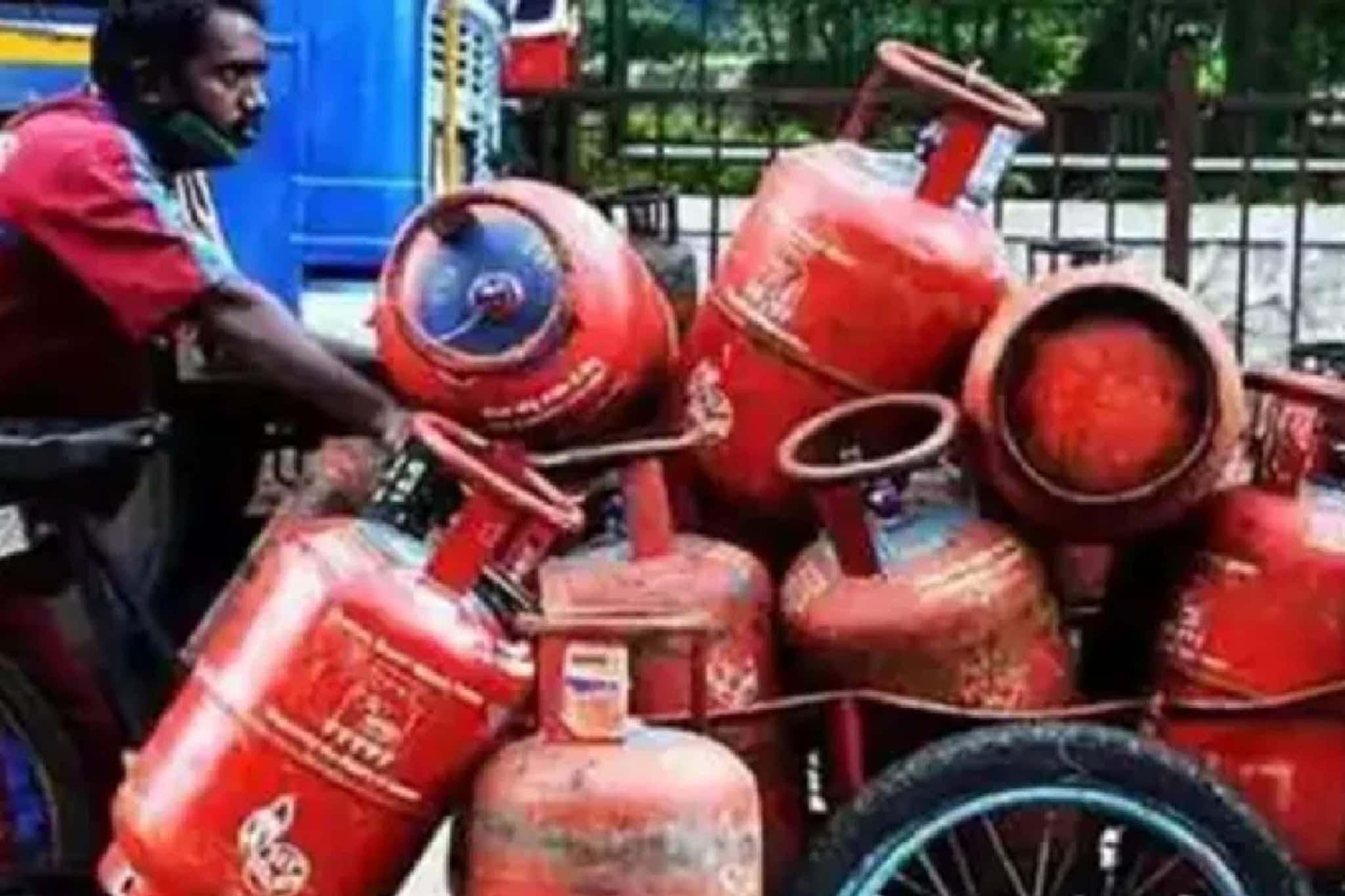 আতঙ্কে অতিরিক্ত গ্যাস বুকিং ঠেকাতে কড়া পদক্ষেপ! ডবল ও সিঙ্গল সিলিন্ডার ক'দিনে পাবেন? জেনে নিন 