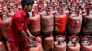 আতঙ্কে গ্যাস বুক করছেন? ‘কোনও ঘাটতি নেই’! বিশেষ অনুরোধ কেন্দ্রের, এলপিজি-জ্বালানির পর্যাপ্ত সরবরাহের আশ্বাস! 