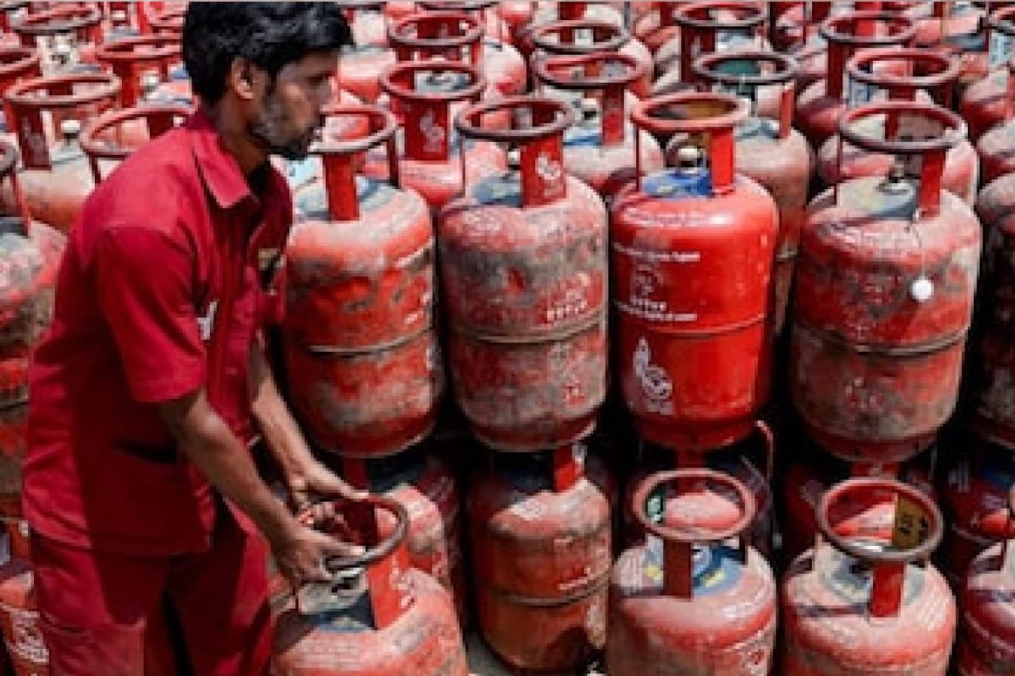 আতঙ্কে গ্যাস বুক করছেন? ‘কোনও ঘাটতি নেই’! বিশেষ অনুরোধ কেন্দ্রের, এলপিজি-জ্বালানির পর্যাপ্ত সরবরাহের আশ্বাস! 